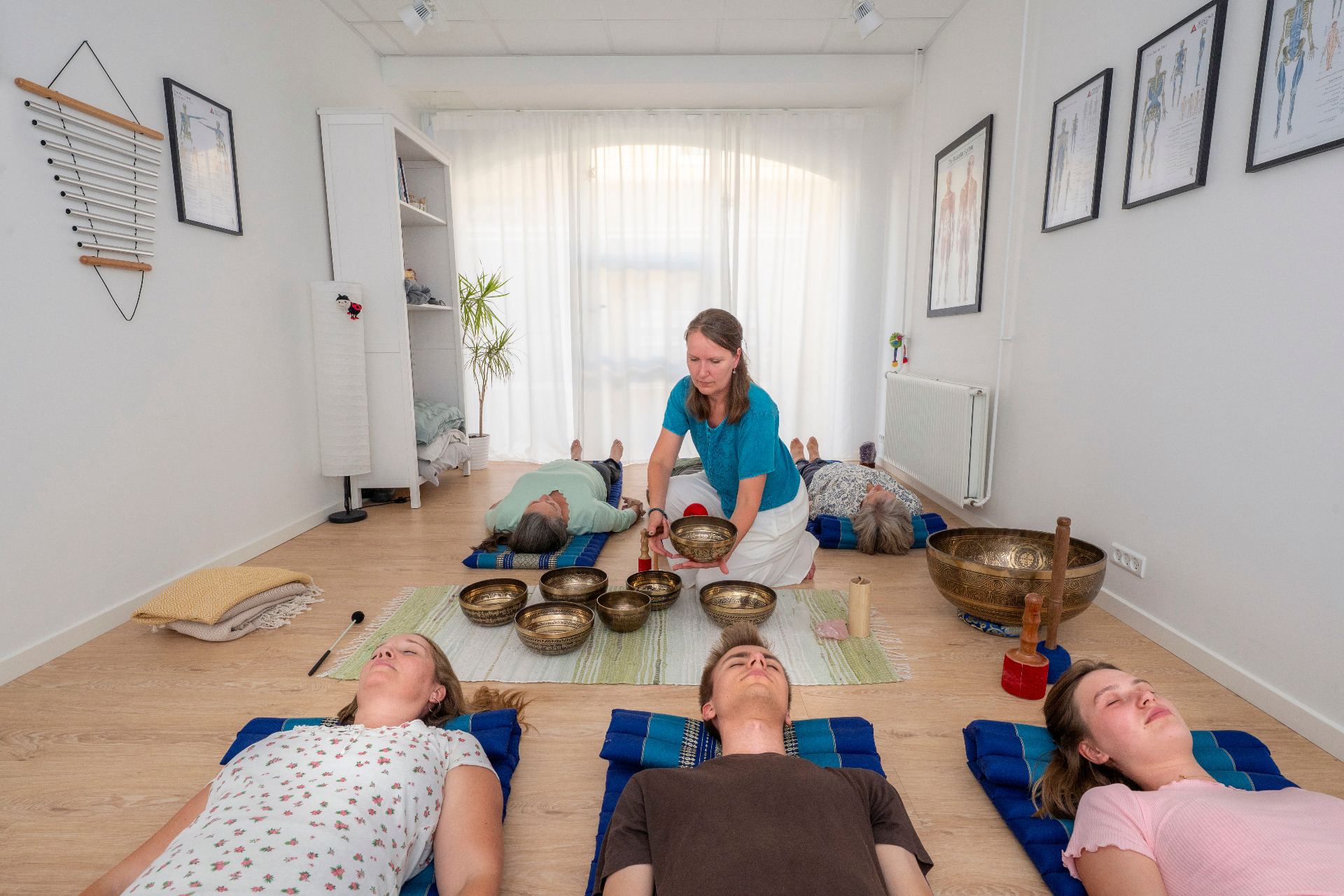 Fælles lydfrekvens-meditation med syngeskåle